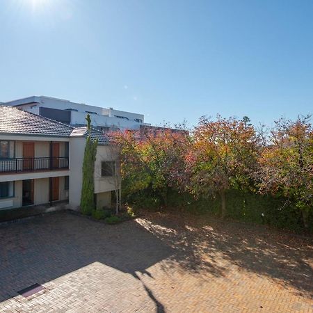 Отель Gateway On Monash Notting Hill Экстерьер фото